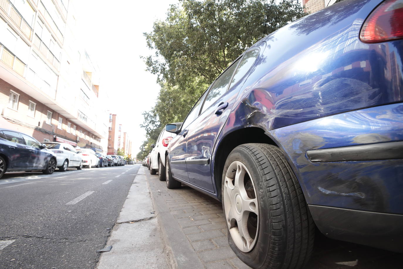 Fotos: Un conductor colisiona con más de veinte coches aparcados en el barrio vallisoletano de La Rondilla y se da a la fuga