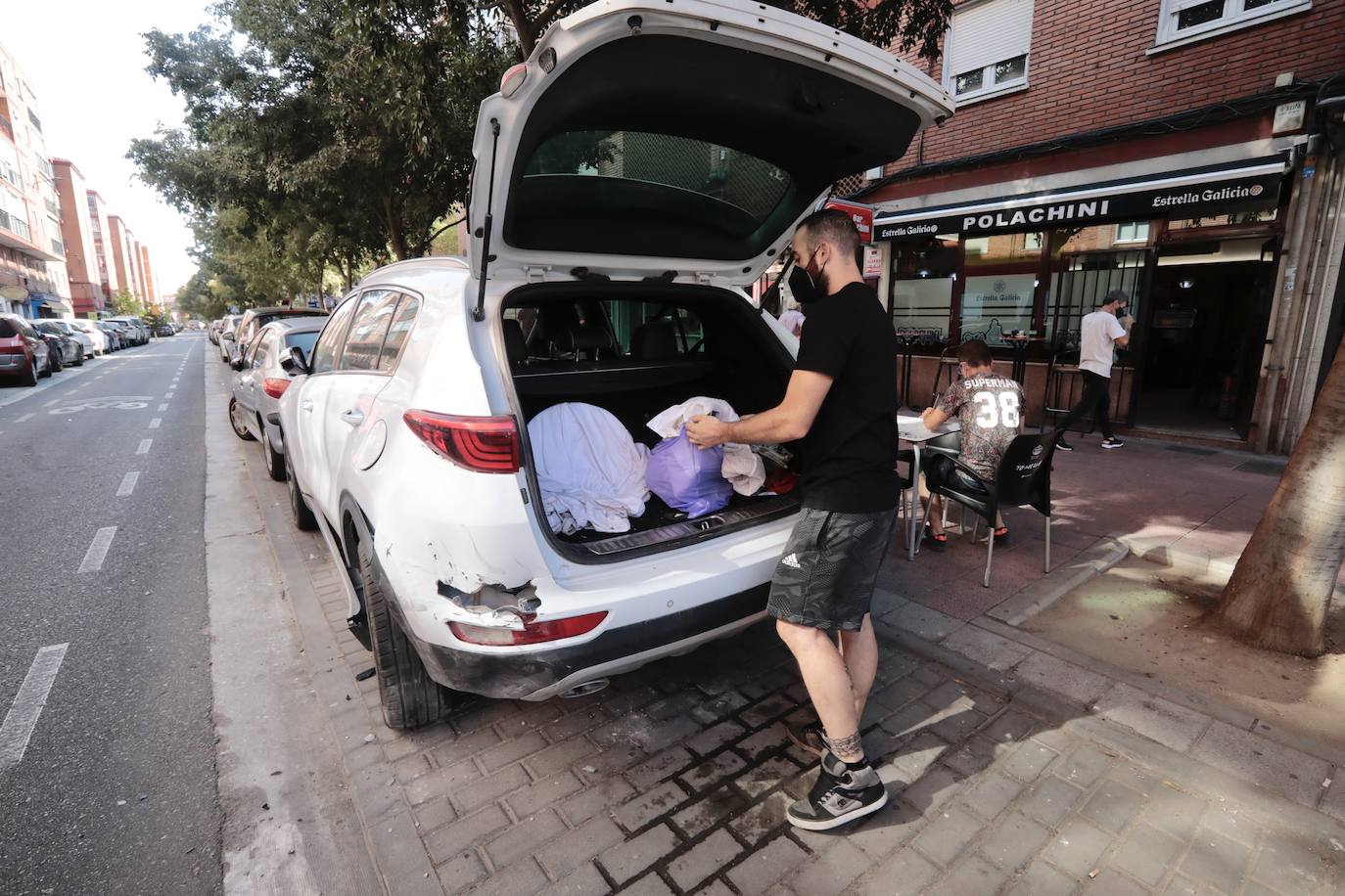 Fotos: Un conductor colisiona con más de veinte coches aparcados en el barrio vallisoletano de La Rondilla y se da a la fuga