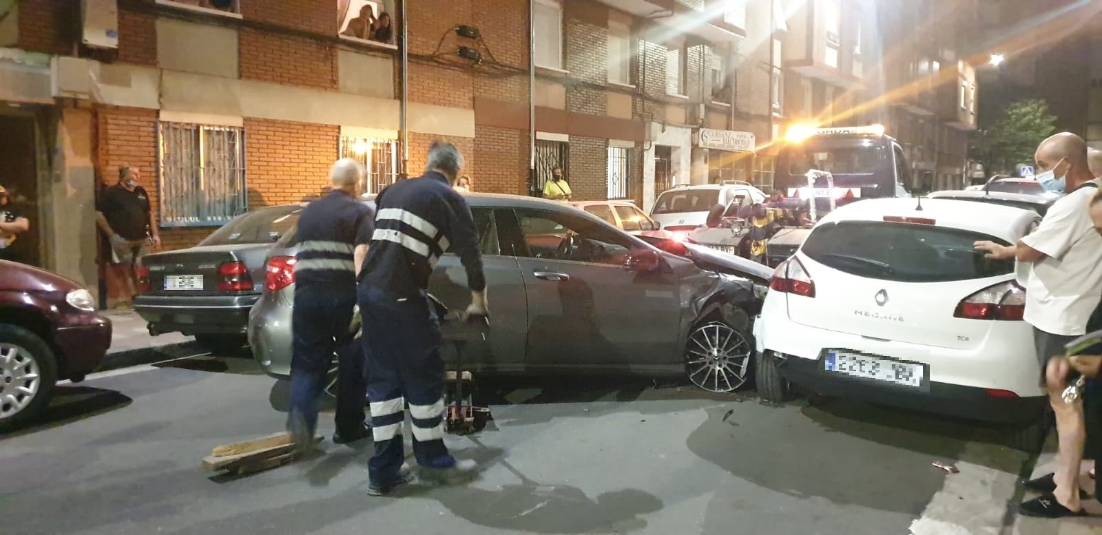 Fotos: Un conductor colisiona con más de veinte coches aparcados en el barrio vallisoletano de La Rondilla y se da a la fuga