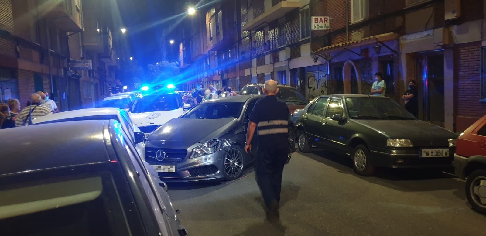 Fotos: Un conductor colisiona con más de veinte coches aparcados en el barrio vallisoletano de La Rondilla y se da a la fuga