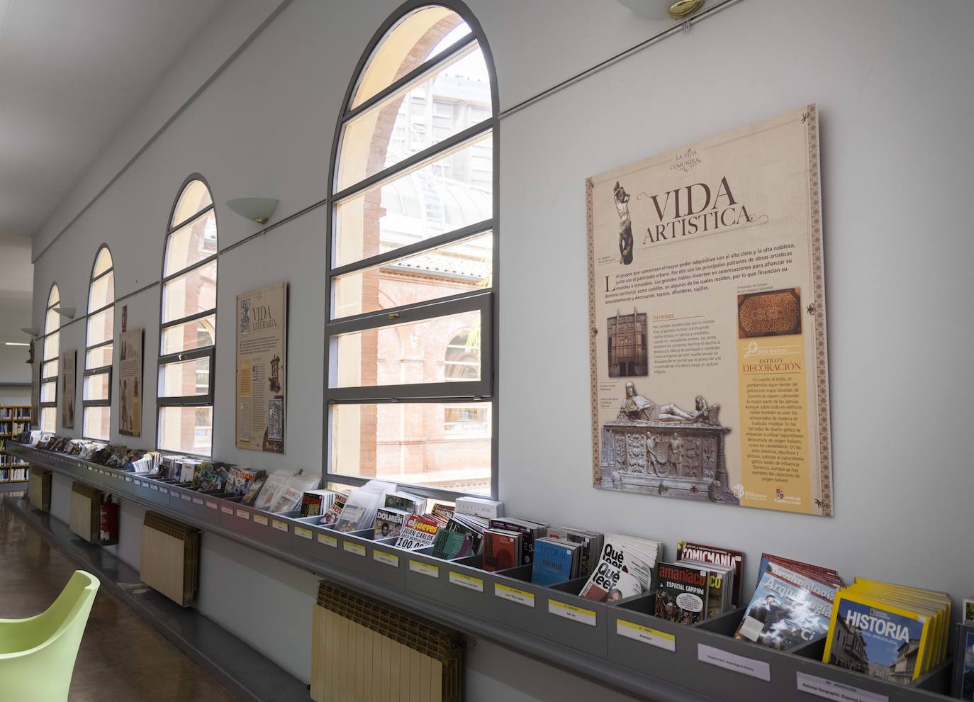 Panel explicativo de la exposición, en la sala de narrativa de la biblioteca.