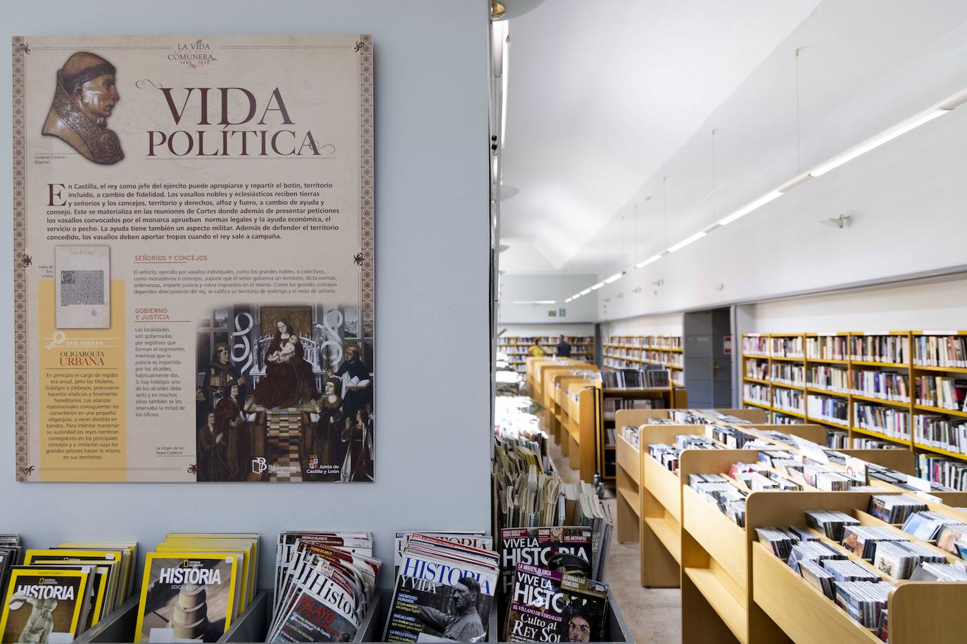 Panel explicativo de la exposición, en la sala de narrativa de la biblioteca.