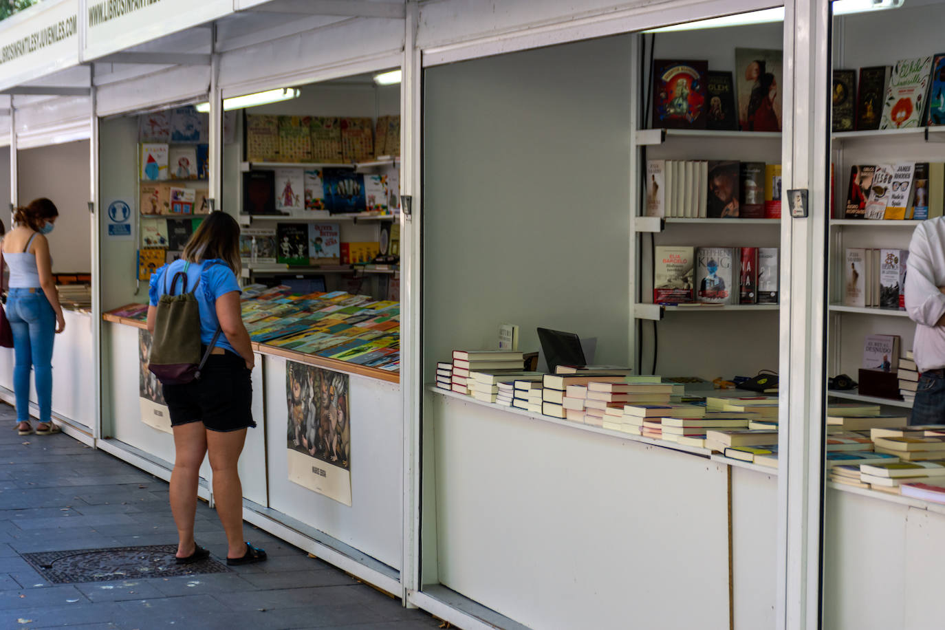 Fotos: Los libros se instalan en el Parque del Salón de Palencia