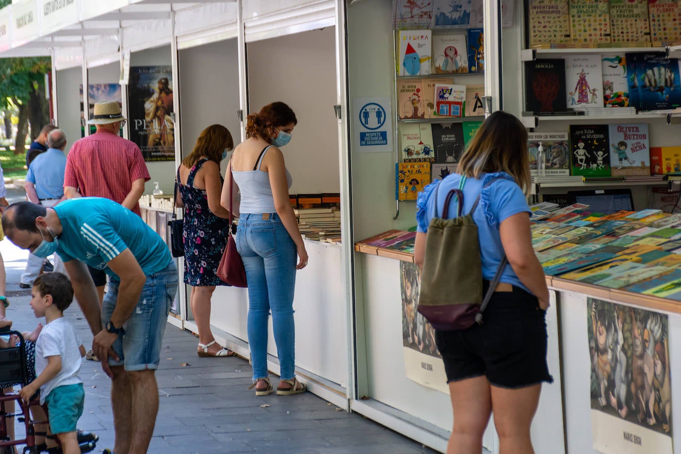 Fotos: Los libros se instalan en el Parque del Salón de Palencia