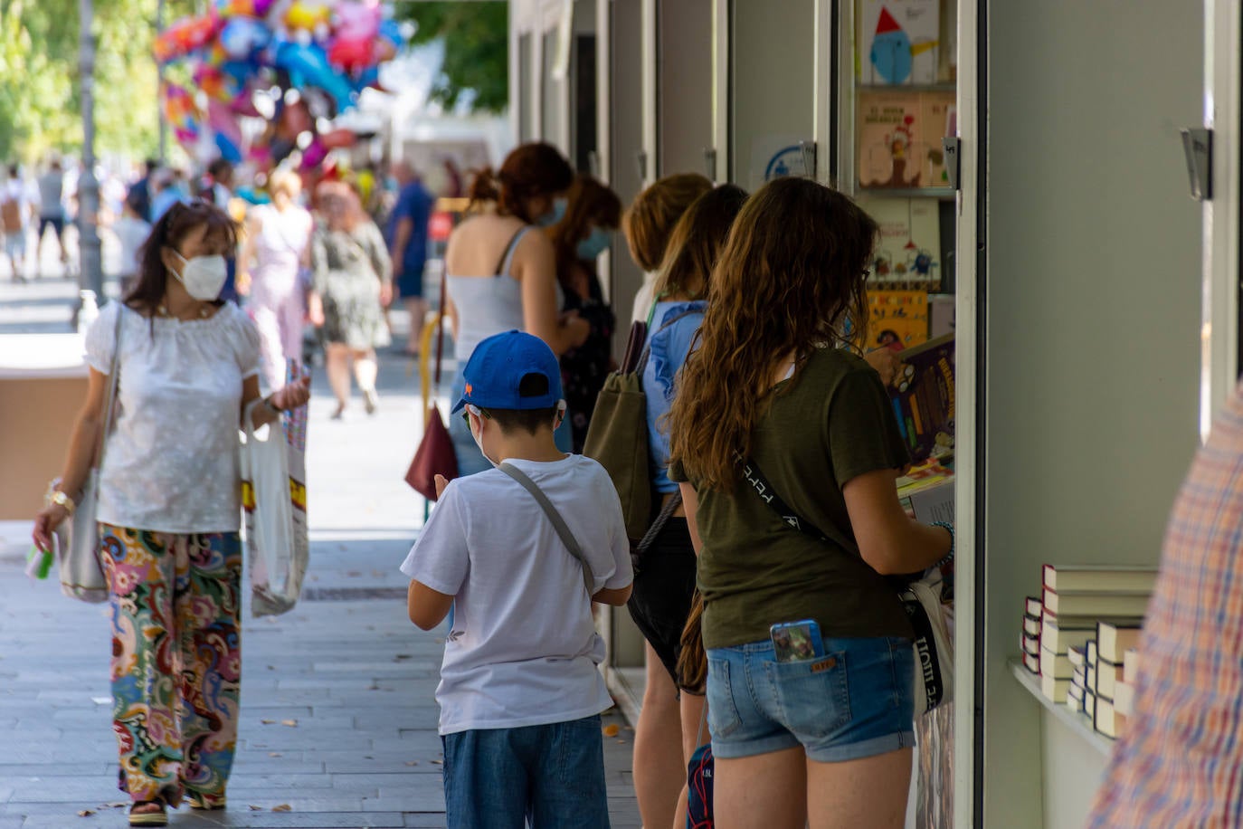 Fotos: Los libros se instalan en el Parque del Salón de Palencia