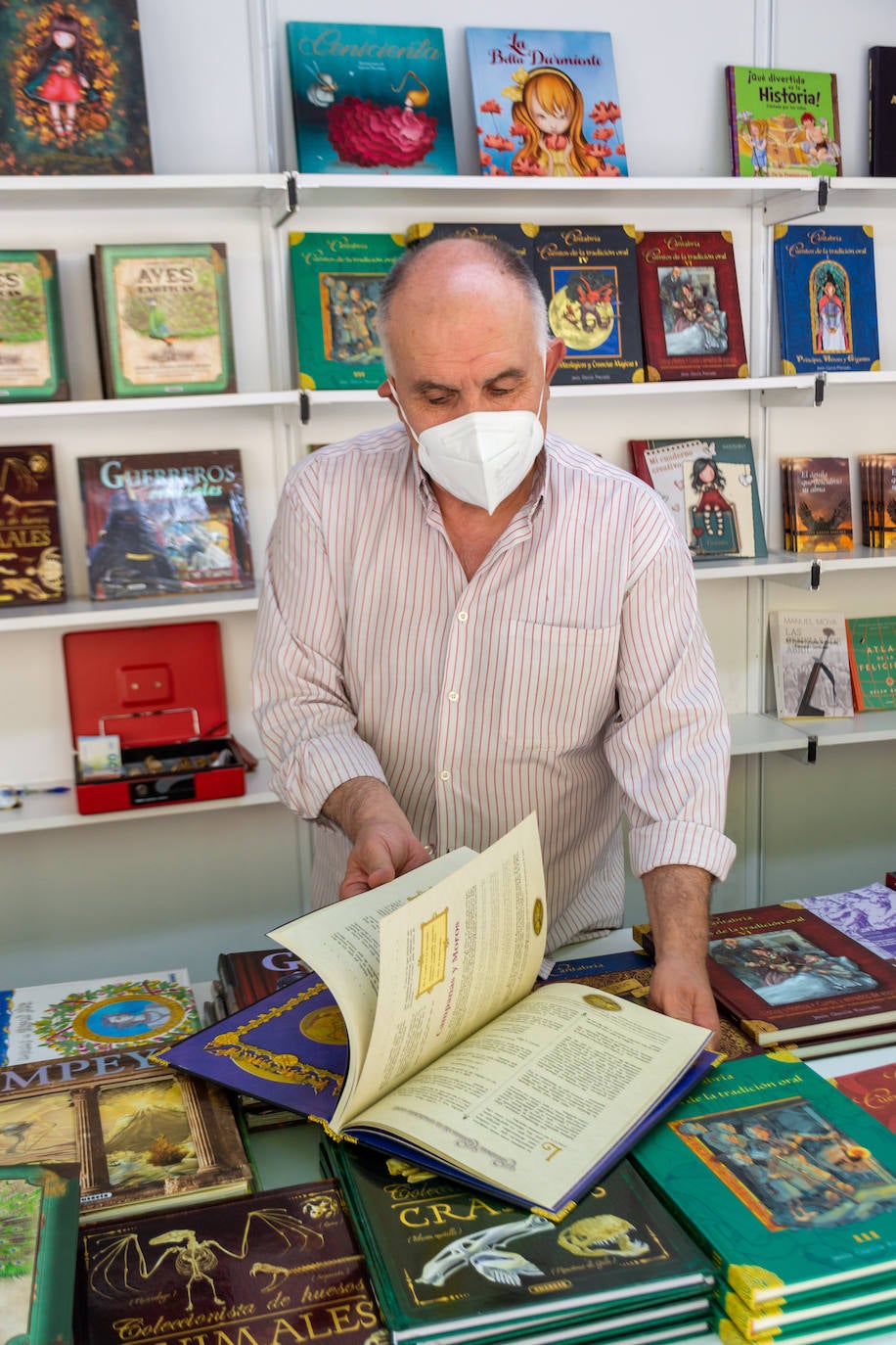 Fotos: Los libros se instalan en el Parque del Salón de Palencia