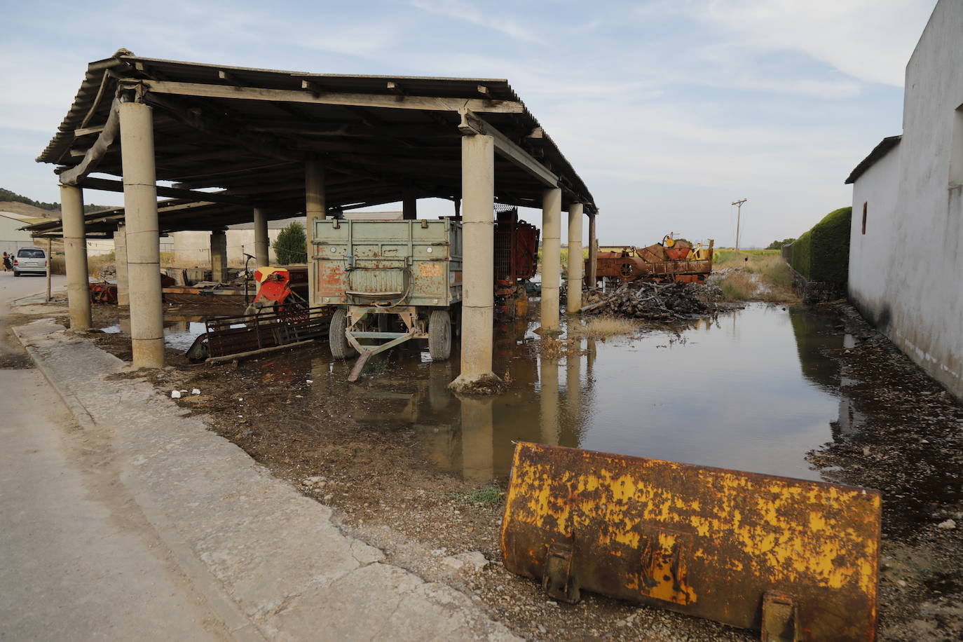 Estado de la zona afectada tras el reventón de una tubería en el canal de Riaza, en Valbuena de Duero.