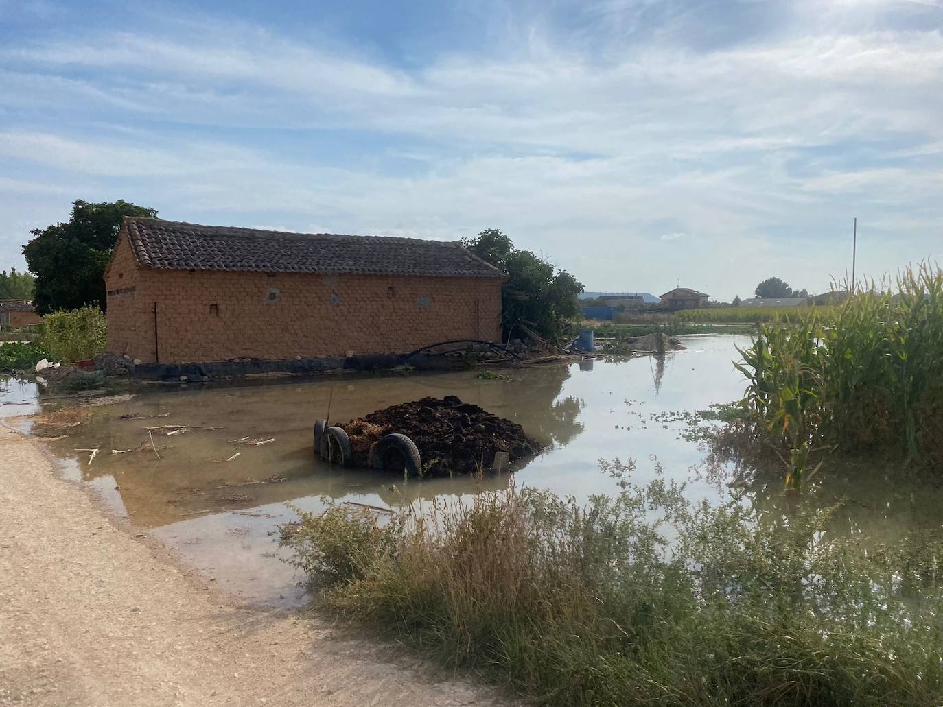 Estado de la zona afectada tras el reventón de una tubería en el canal de Riaza, en Valbuena de Duero.