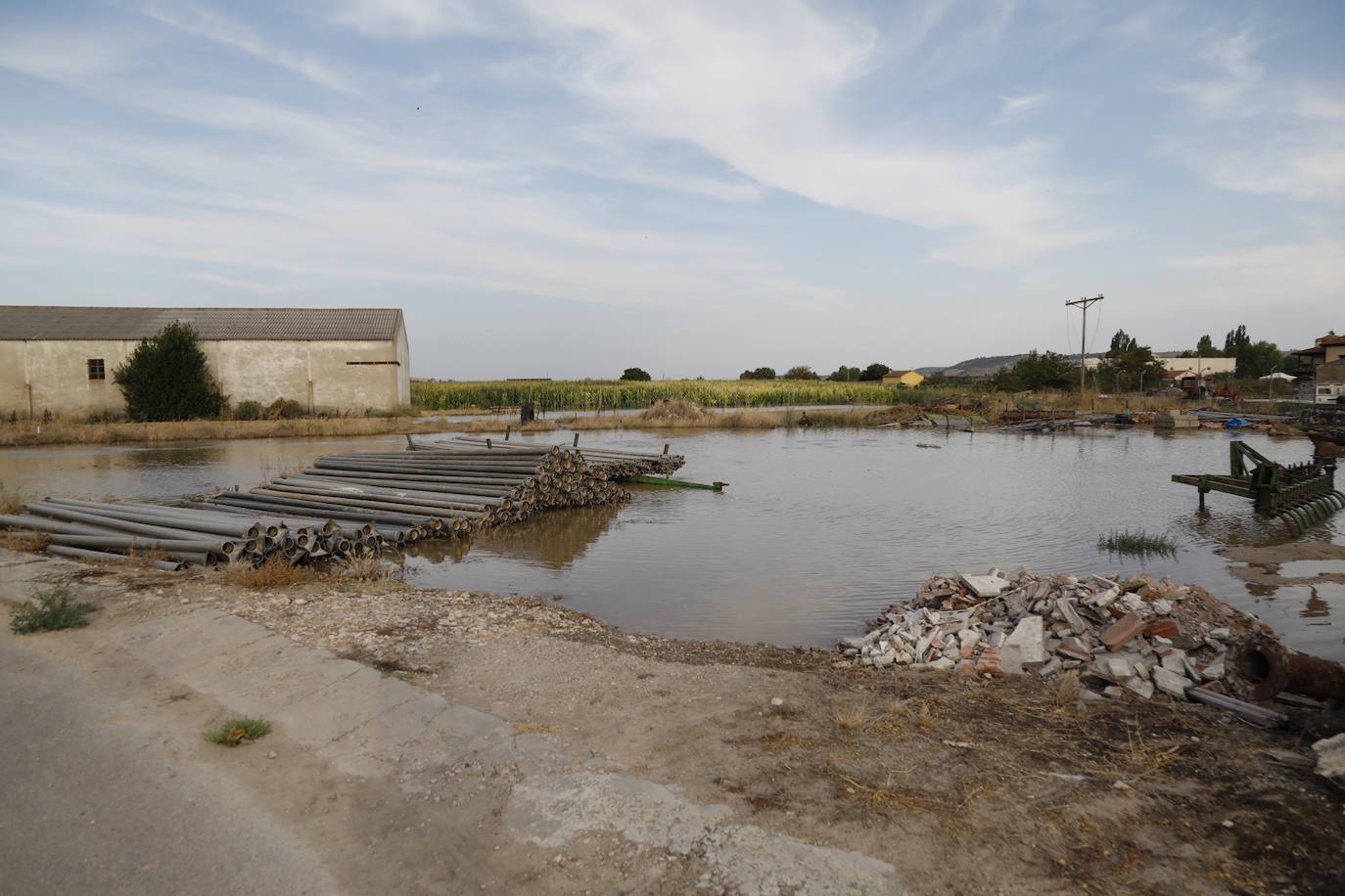 Estado de la zona afectada tras el reventón de una tubería en el canal de Riaza, en Valbuena de Duero.
