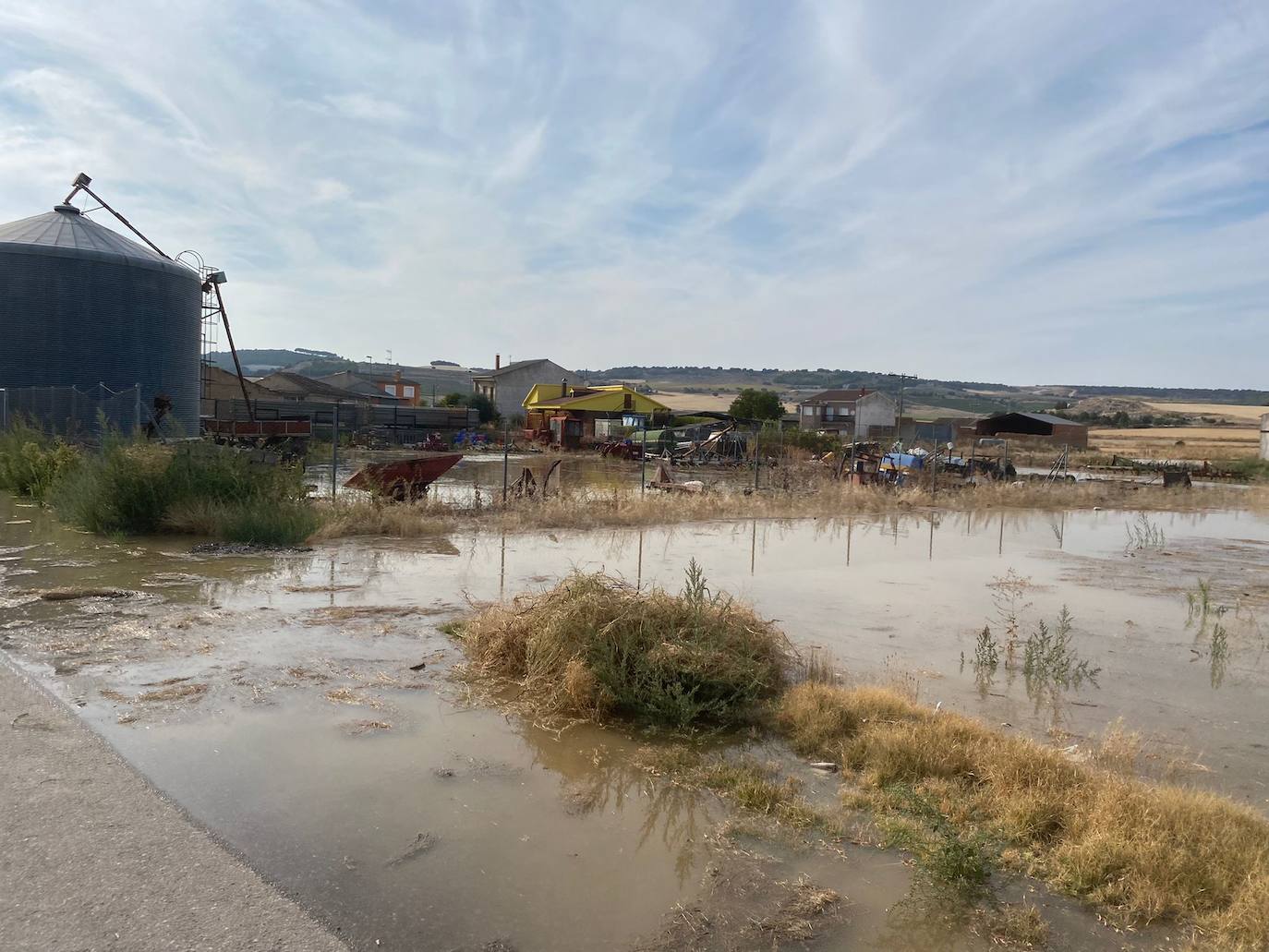 Estado de la zona afectada tras el reventón de una tubería en el canal de Riaza, en Valbuena de Duero.