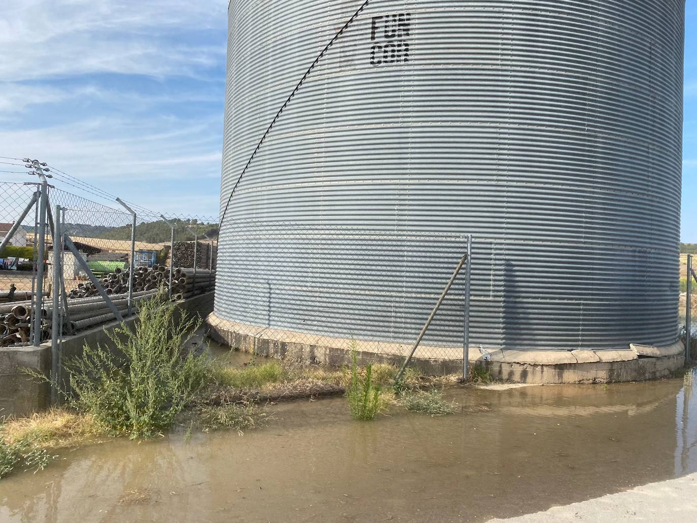 Estado de la zona afectada tras el reventón de una tubería en el canal de Riaza, en Valbuena de Duero.