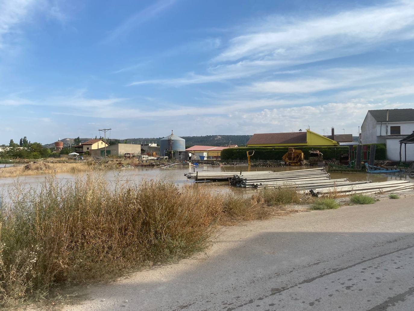 Estado de la zona afectada tras el reventón de una tubería en el canal de Riaza, en Valbuena de Duero.