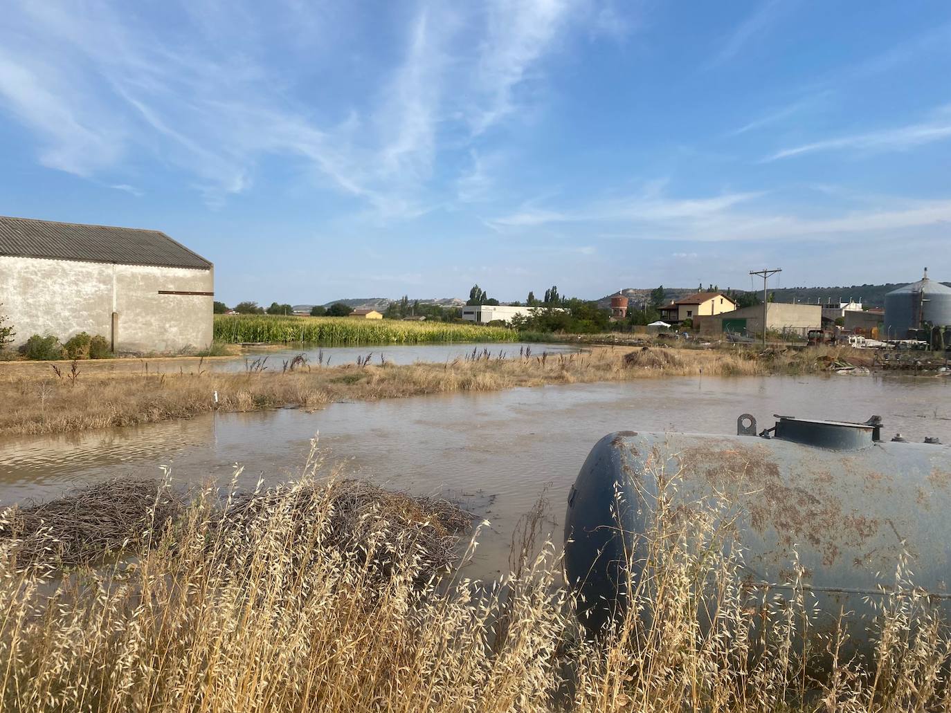 Estado de la zona afectada tras el reventón de una tubería en el canal de Riaza, en Valbuena de Duero.