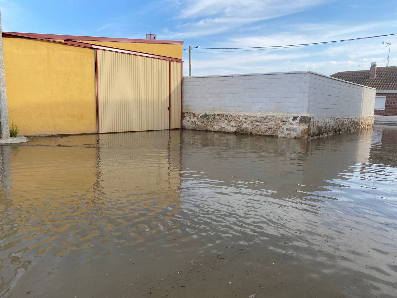 Estado de la zona afectada tras el reventón de una tubería en el canal de Riaza, en Valbuena de Duero.