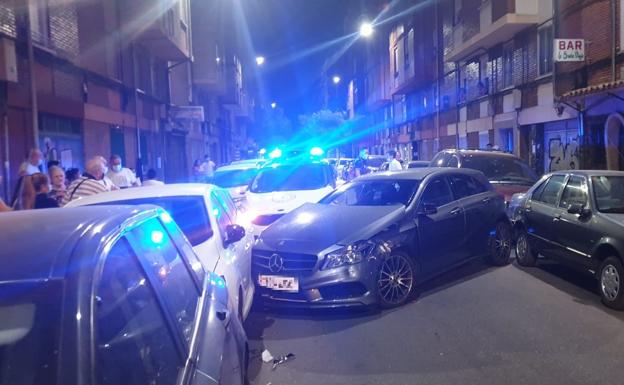 El vehículo, un Mercedes, se quedó bloqueado en medio de la calle Nebrija. 