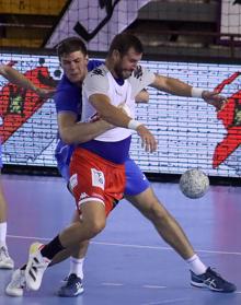 Imagen secundaria 2 - El BM Nava se cuela en la final de Copa a costa de un tierno Recoletas Atlético