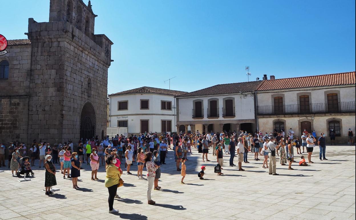 Padres, madres, niños y miembros del Consistorio se unen para luchar por la permanencia del CRA Río Yeltes,