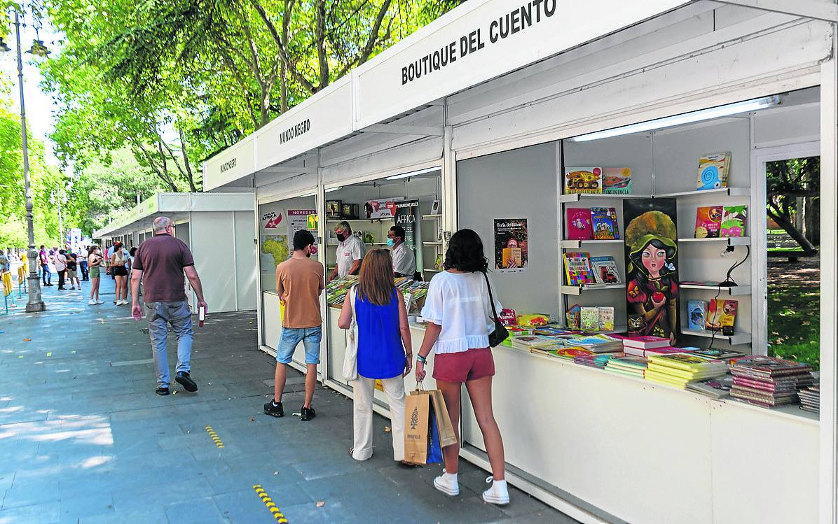 Expositores de la Feria del Libro, que arrancó ayer en el Parque del Salón. 