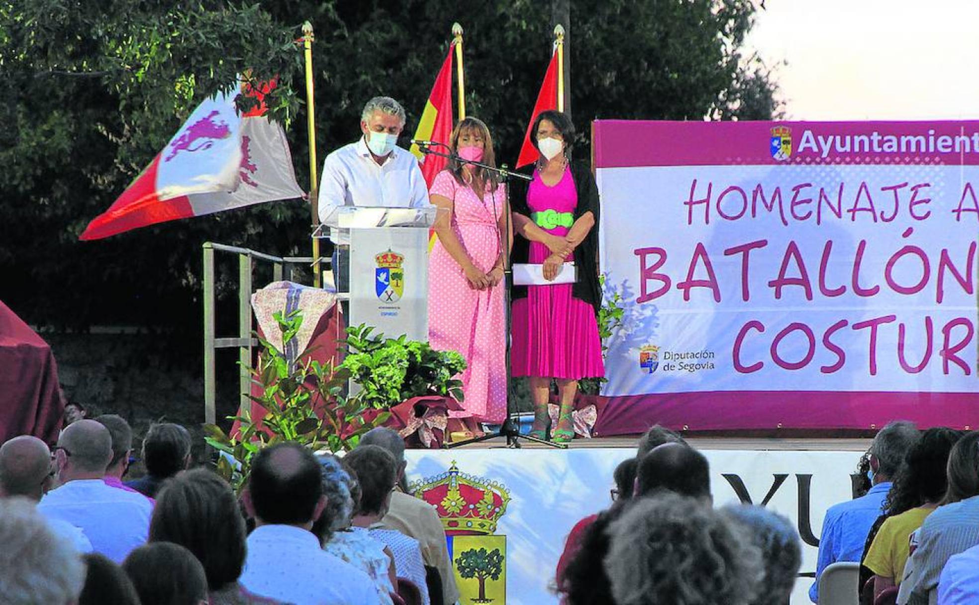 José María Bravo, María de Pablos y María Cuesta, sobre el escenario, anoche en el homenaje. 