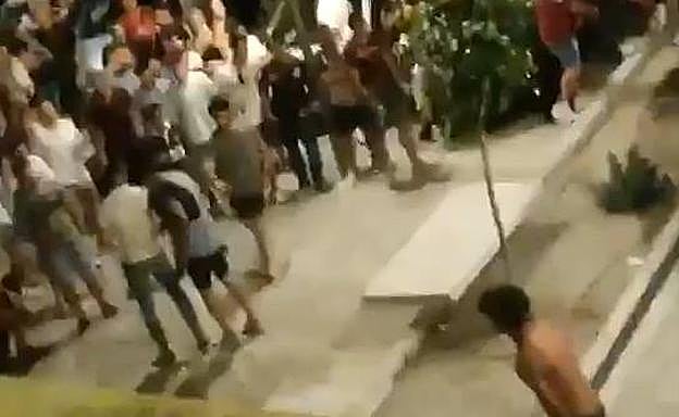 Momento en que el muchacho se enfrenta a los otros jóvenes, en una imagen extraída del vídeo. 