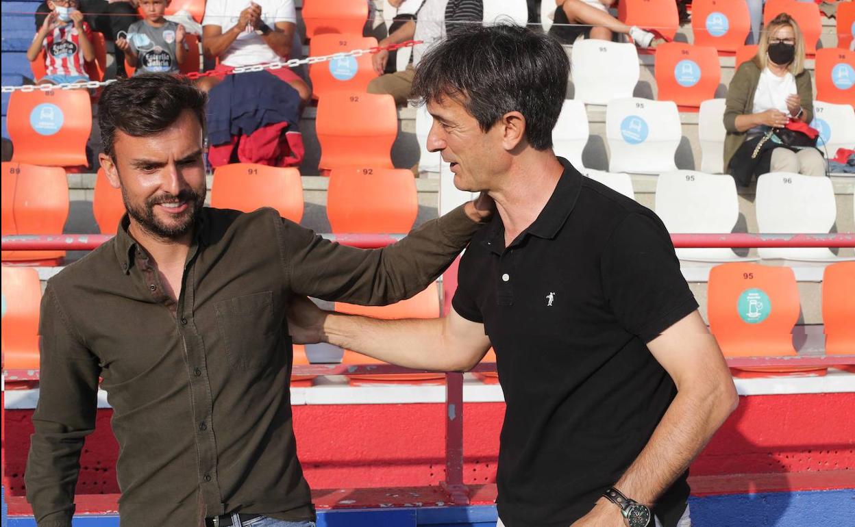 Pacheta saluda a Rubén Albés antes de comenzar el partido. 