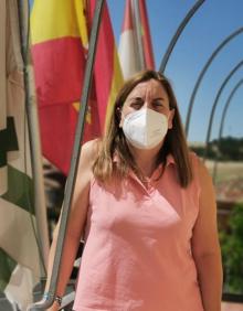 Imagen secundaria 2 - De arriba a abajo y derecha: Luis Luengo y María Lorenzo, de 94 y 92 años, los vecinos de más edad contagiados en la localidad; Lourdes Ostega, responsable de la Oficina de Turismo y Natividad Casares, alcaldesa del municipio.