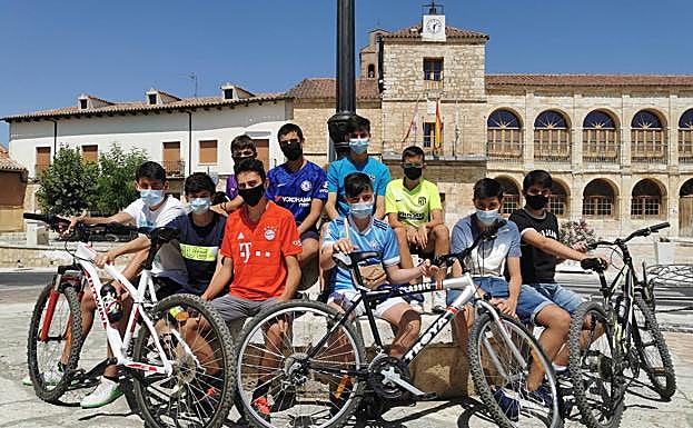 Adolescentes torreños posan en la plaza.