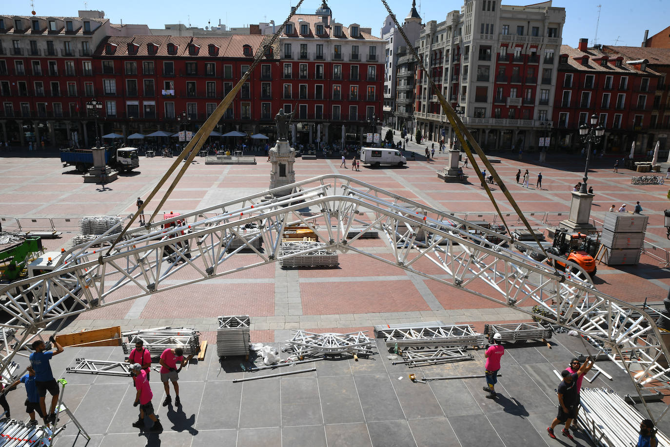 Montaje del escenario frente a la fachada del Ayuntamiento de Valladolid.