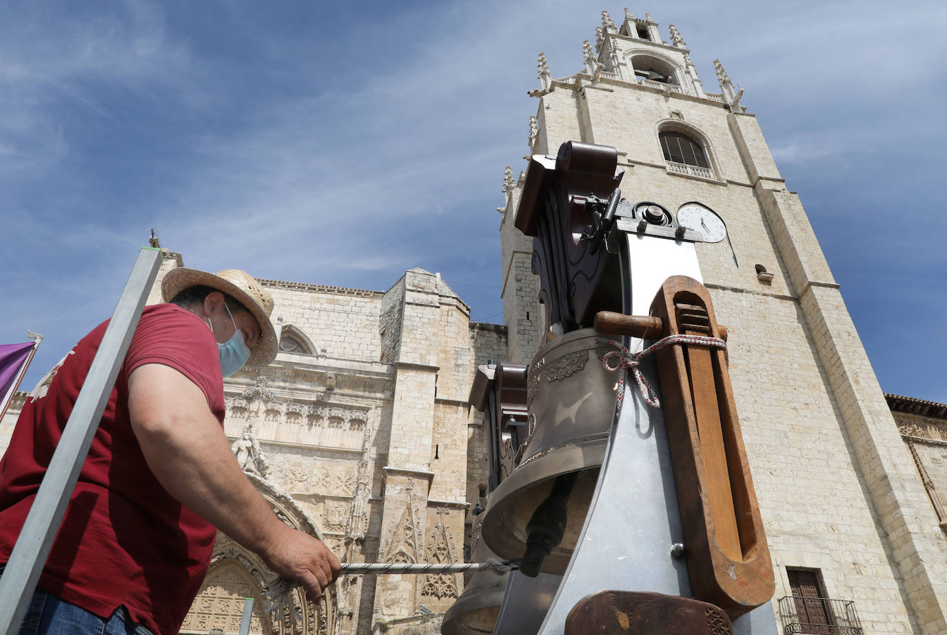 Fotos: Las campanas doblan por San Antolín