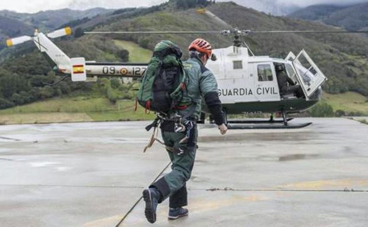 Uno de los agentes del Greim se dirige al helicóptero de la Guardia Civil durante el rescate de los montañeros. 