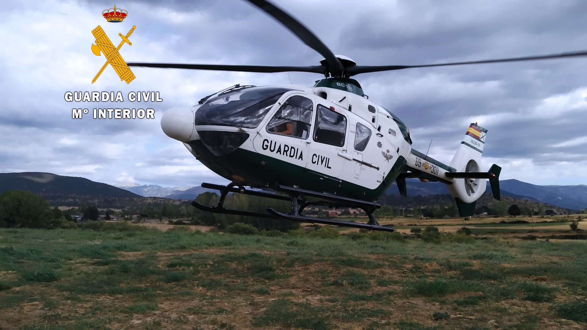 Helicóptero del Servicio Aéreo de la Guardia Civil durante su actuación de rescate. 