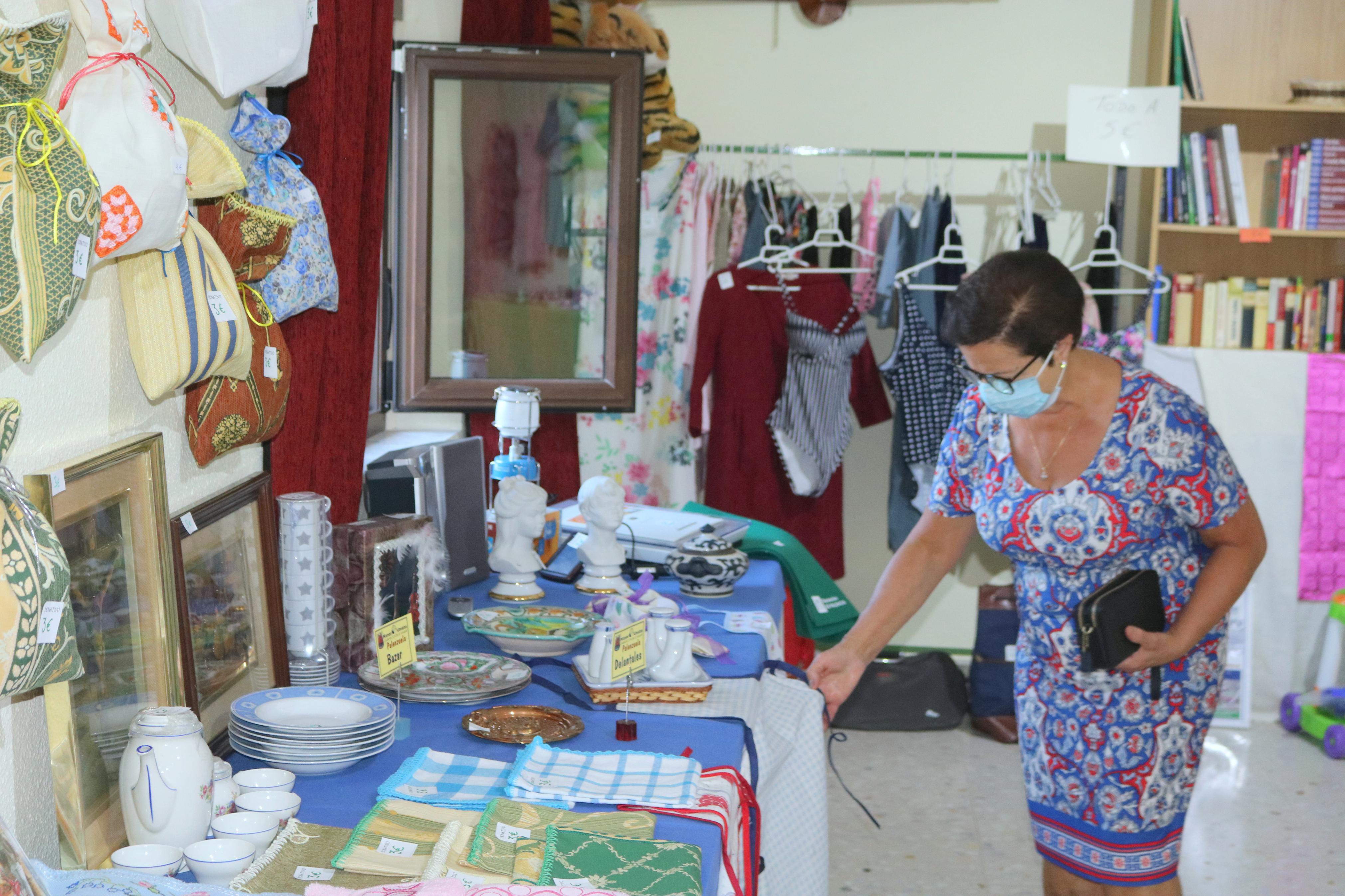 Los vecinos se están volcando con el Mercadillo Solidario de Manos Unidas