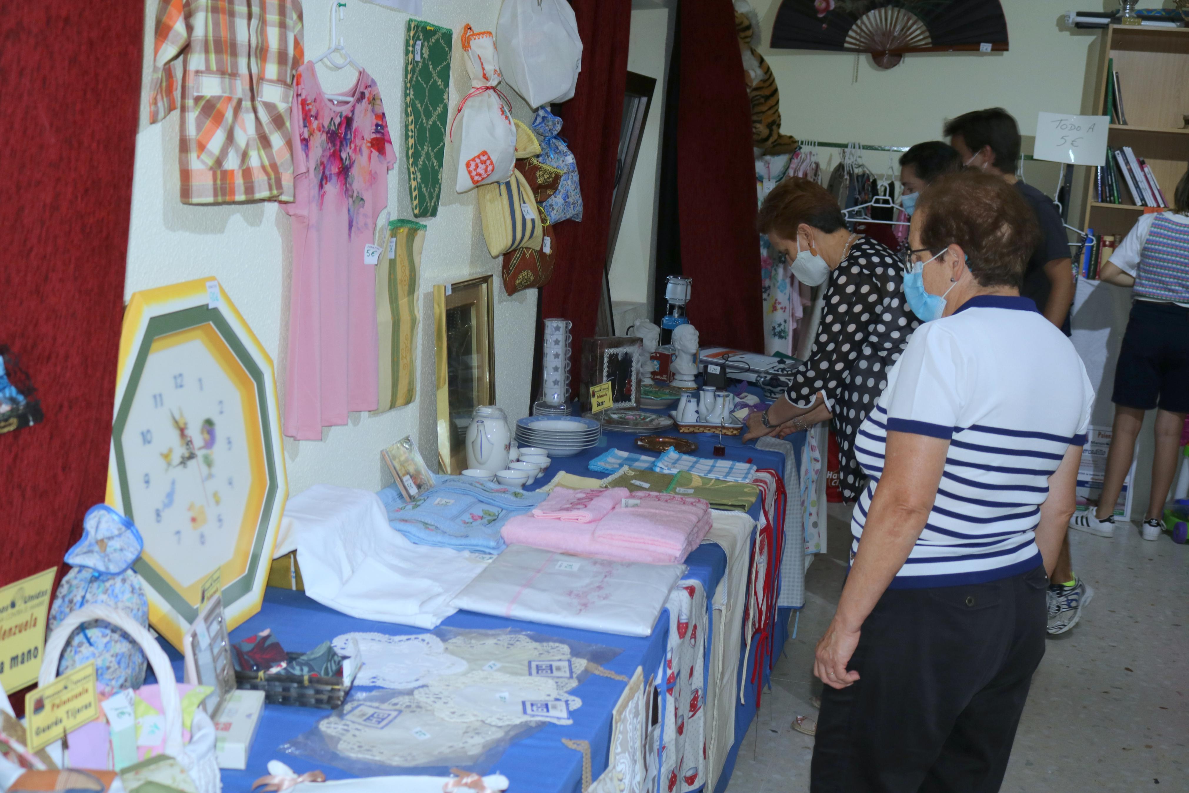 Los vecinos se están volcando con el Mercadillo Solidario de Manos Unidas