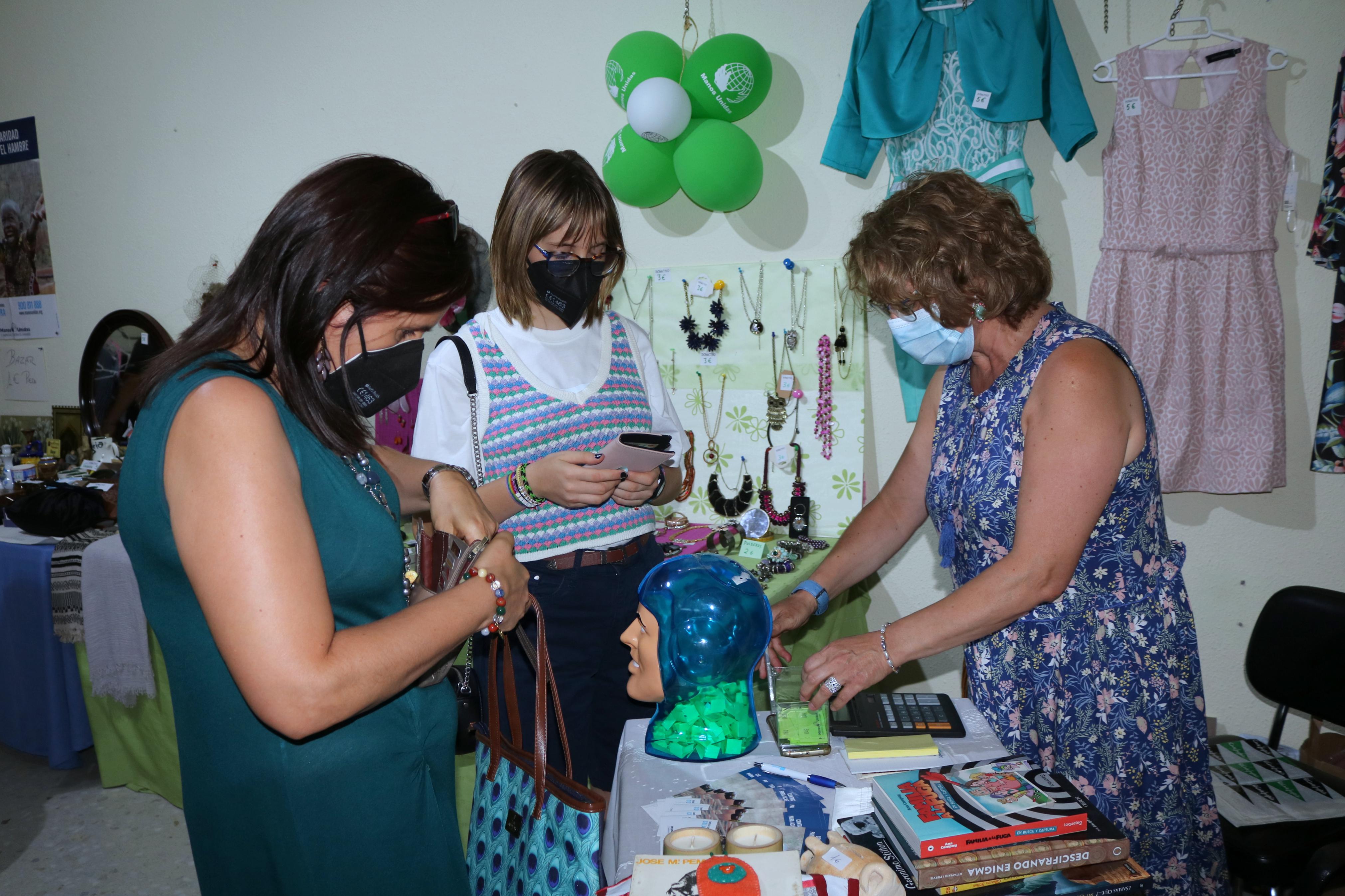 Los vecinos se están volcando con el Mercadillo Solidario de Manos Unidas