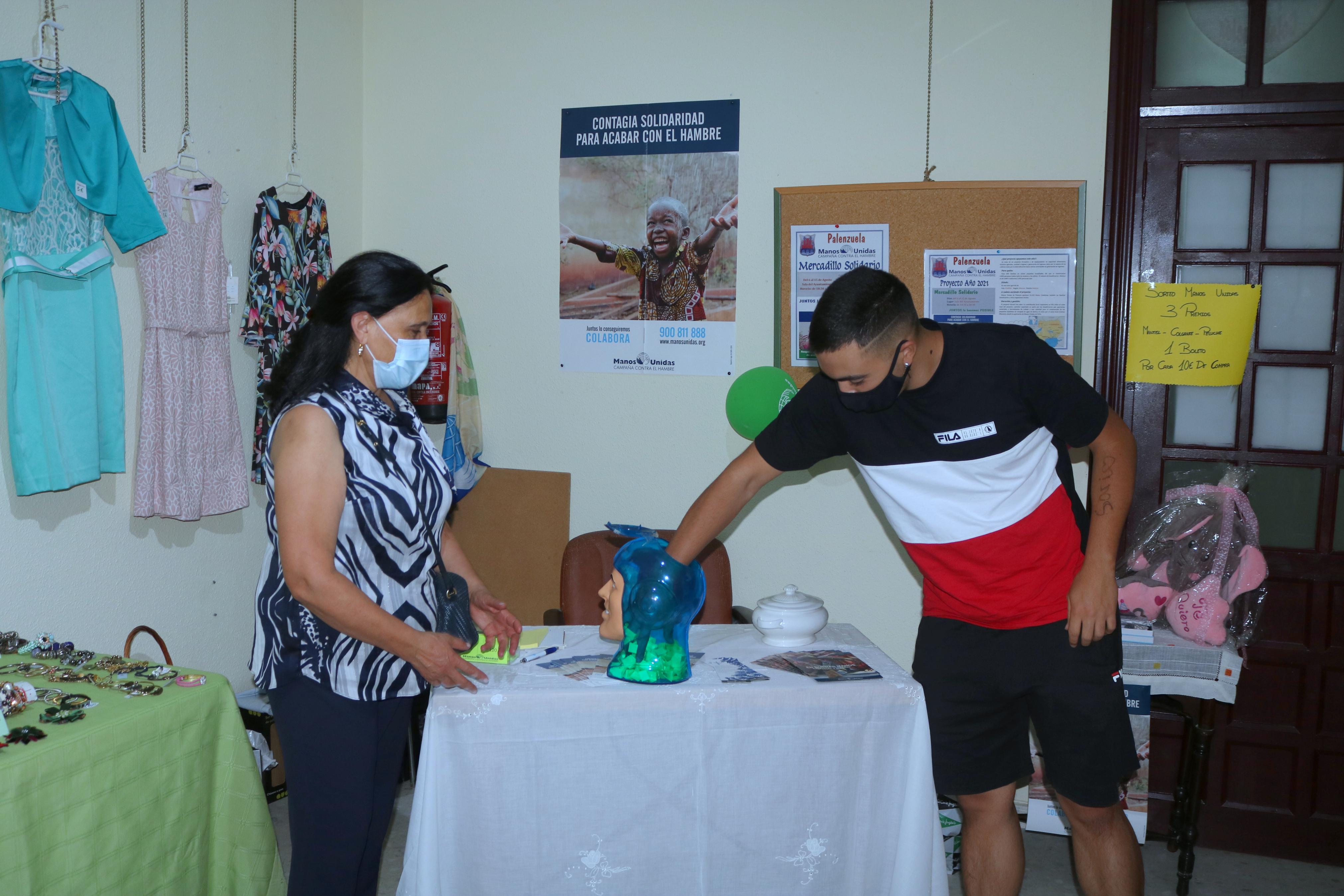 Los vecinos se están volcando con el Mercadillo Solidario de Manos Unidas