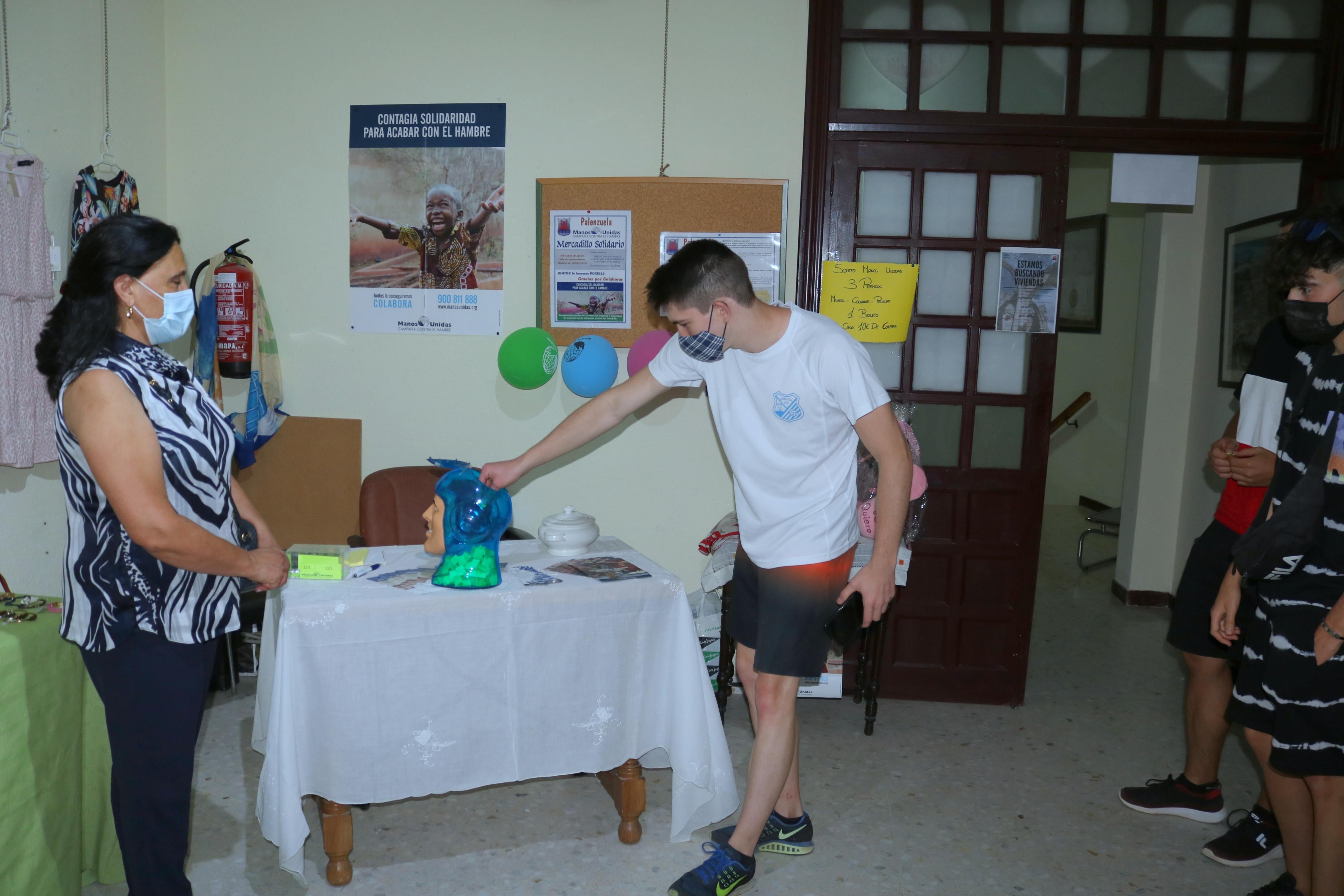 Los vecinos se están volcando con el Mercadillo Solidario de Manos Unidas