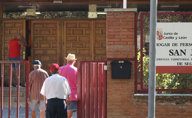 Varios mayores entran en el Hogar de San José, ayer. 