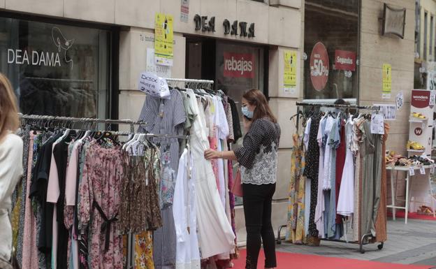 Muestario de una de las tiendas en la calle Mantería. 