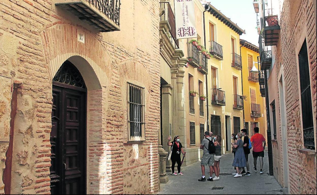 Visita guiada en la calle de la Judería Vieja, ayer. 