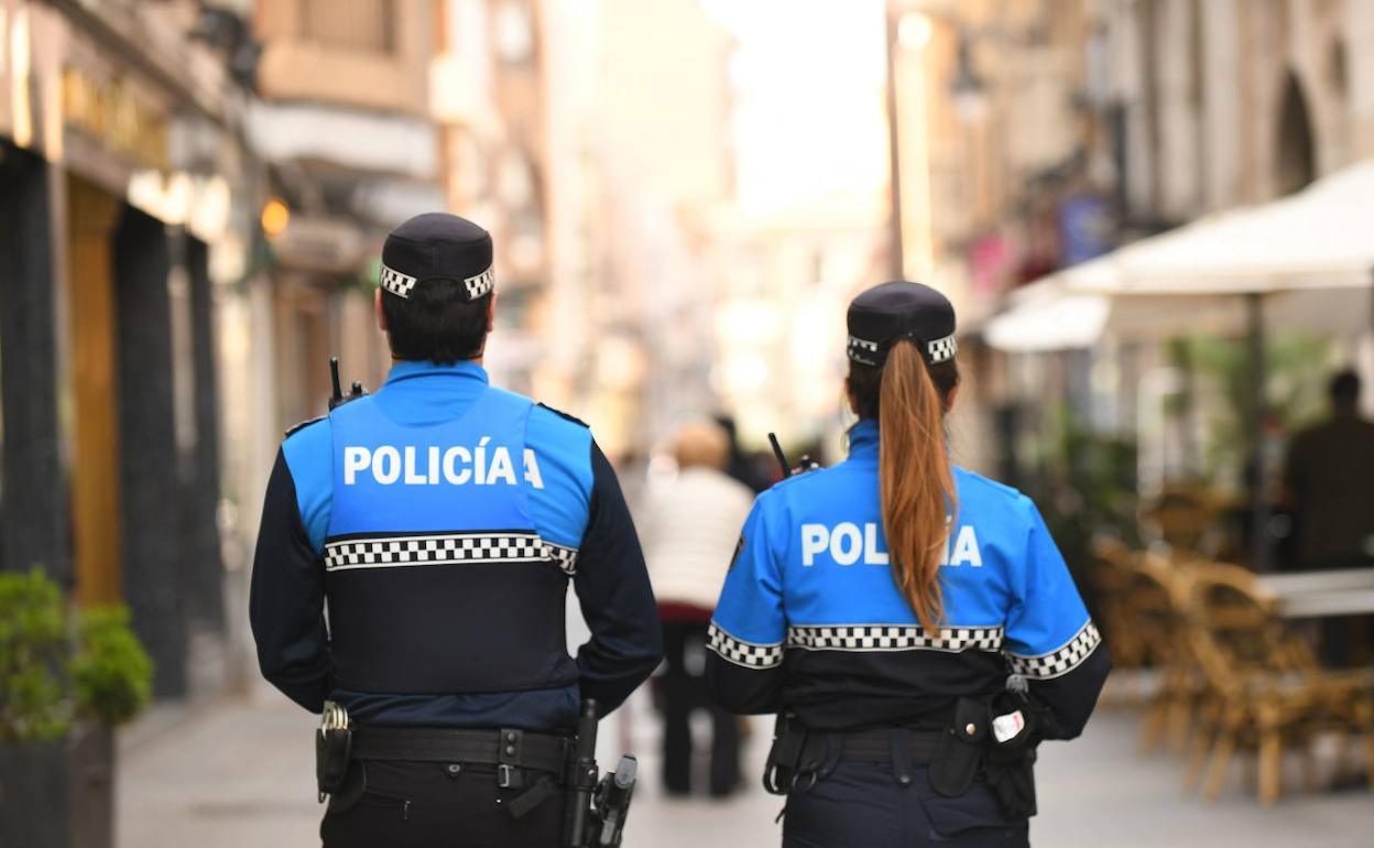 Dos agentes de la Policía Local patrullan por Valladolid. 