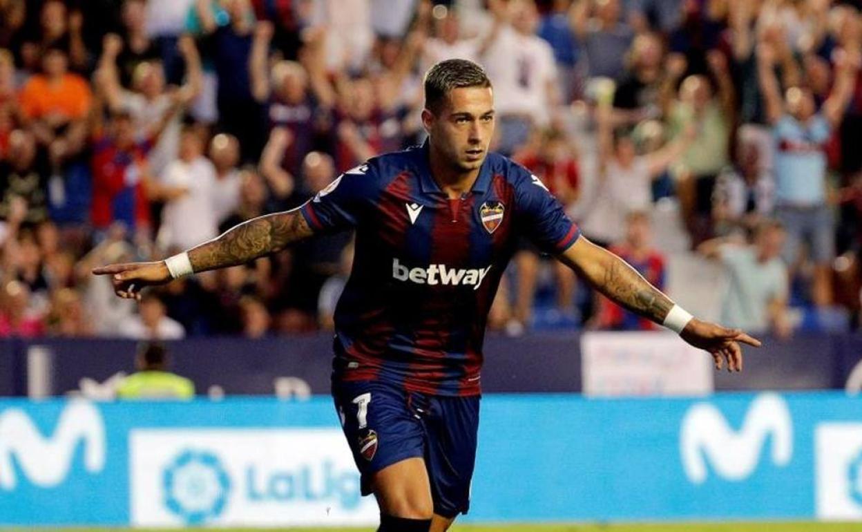 El nuevo delantero del Real Valladolid, Sergio León, con la camiseta de su anterior equipo, el Levante 