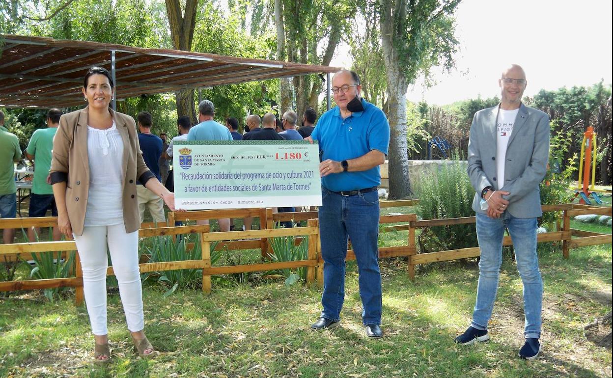 El Ayuntamiento de Santa Marta entrega parte de la recaudación de los conciertos solidarios a Proyecto Hombre. 