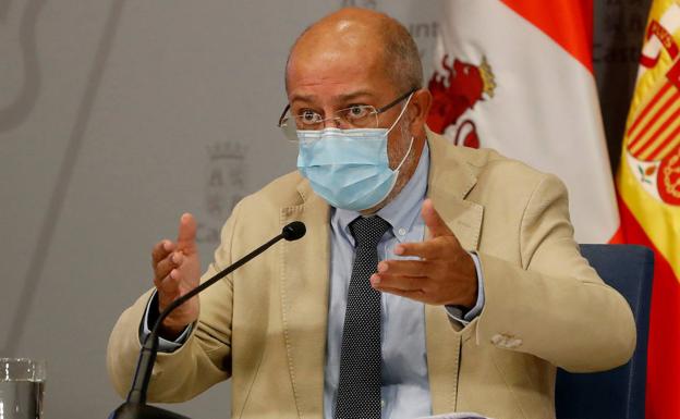 Francisco Igea gesticula durante la rueda de prensa que ha ofrecido hoy tras el Consejo de Gobierno.