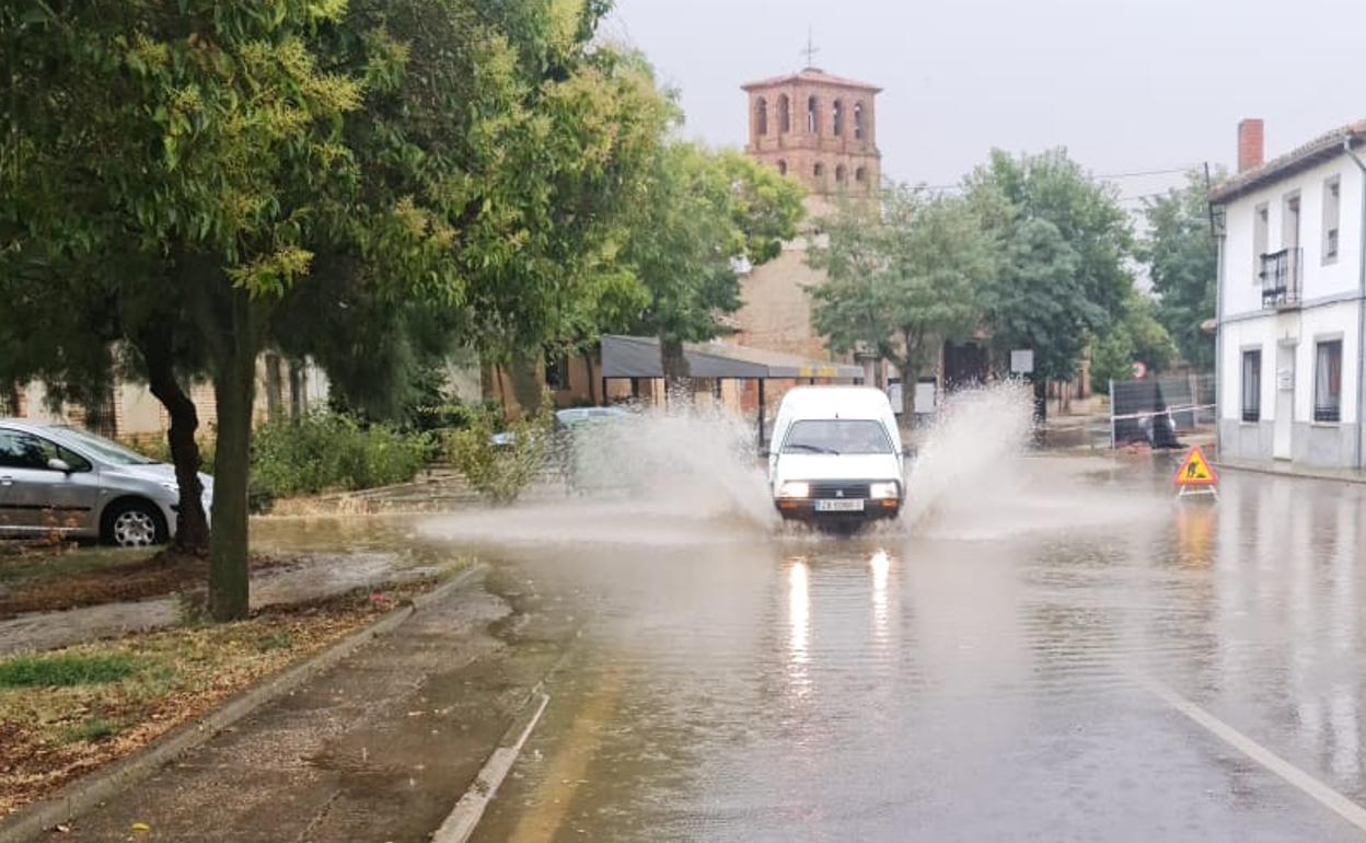 Una furgoneta pasa por la CL-612, inundada en la travesía de Villafrechós.