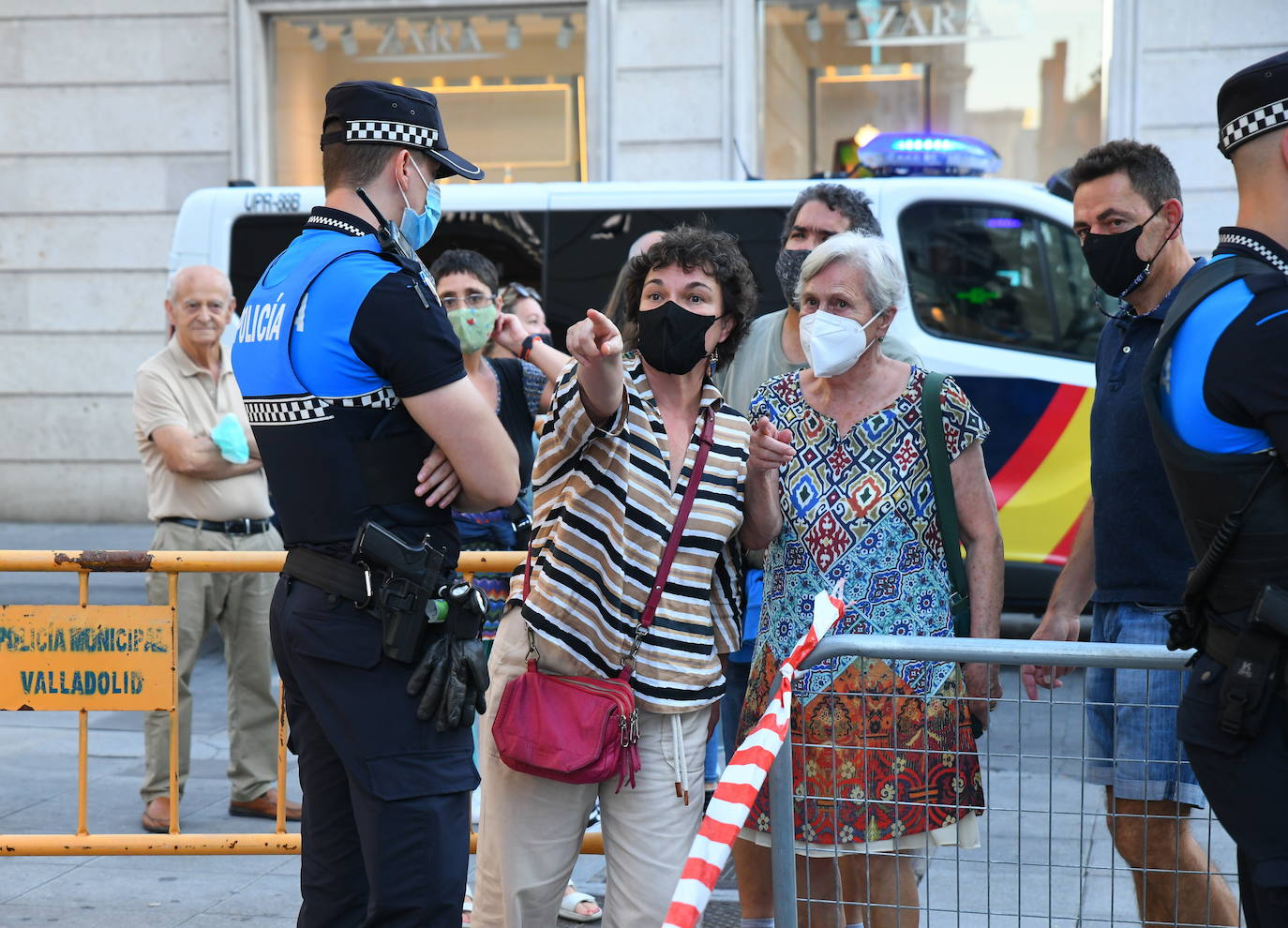 Fotos: Controles de accesos a la Plaza Mayor de Valladolid a propósito del pregón de Fiestas