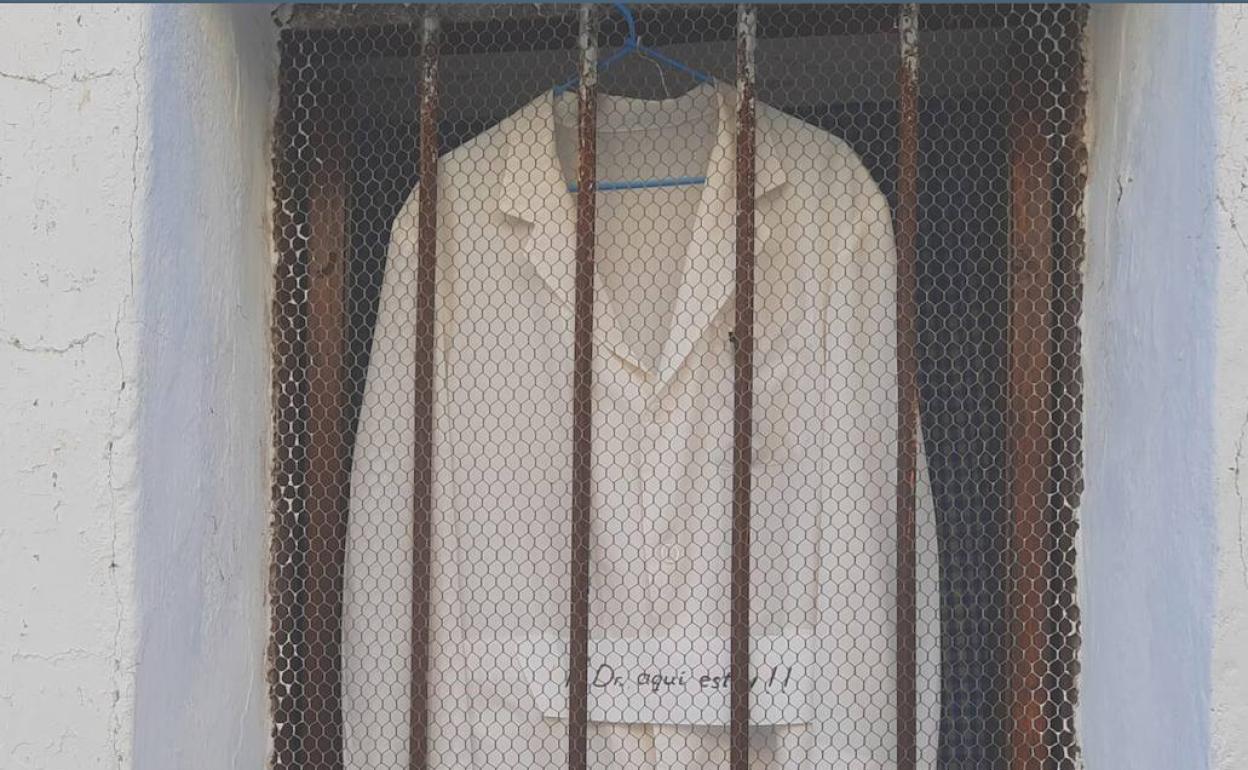 Prenda blanca colgada de una ventana, gesto de protesta contra los recortes sanitarios.