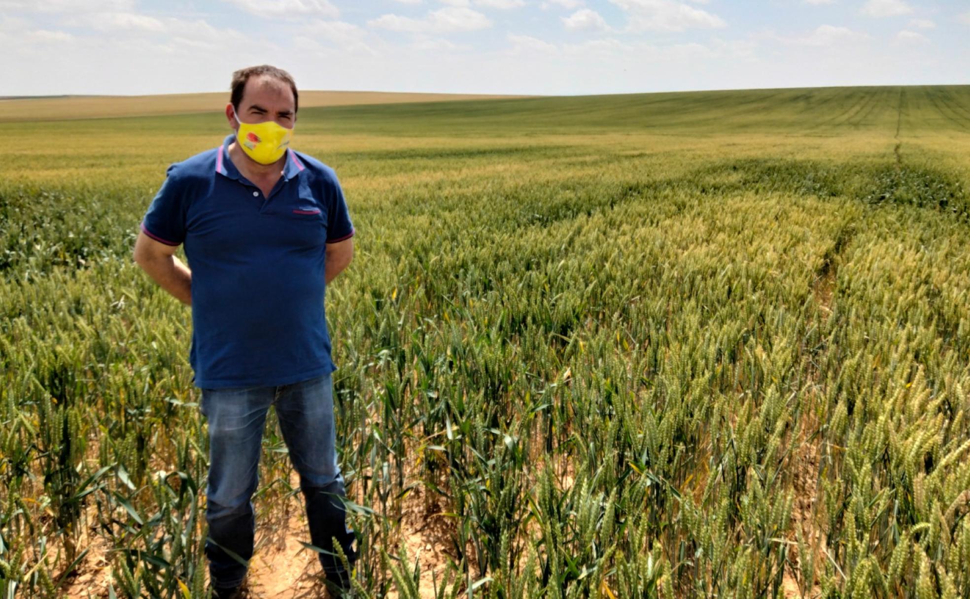 José Manuel Cortés en un campo. 