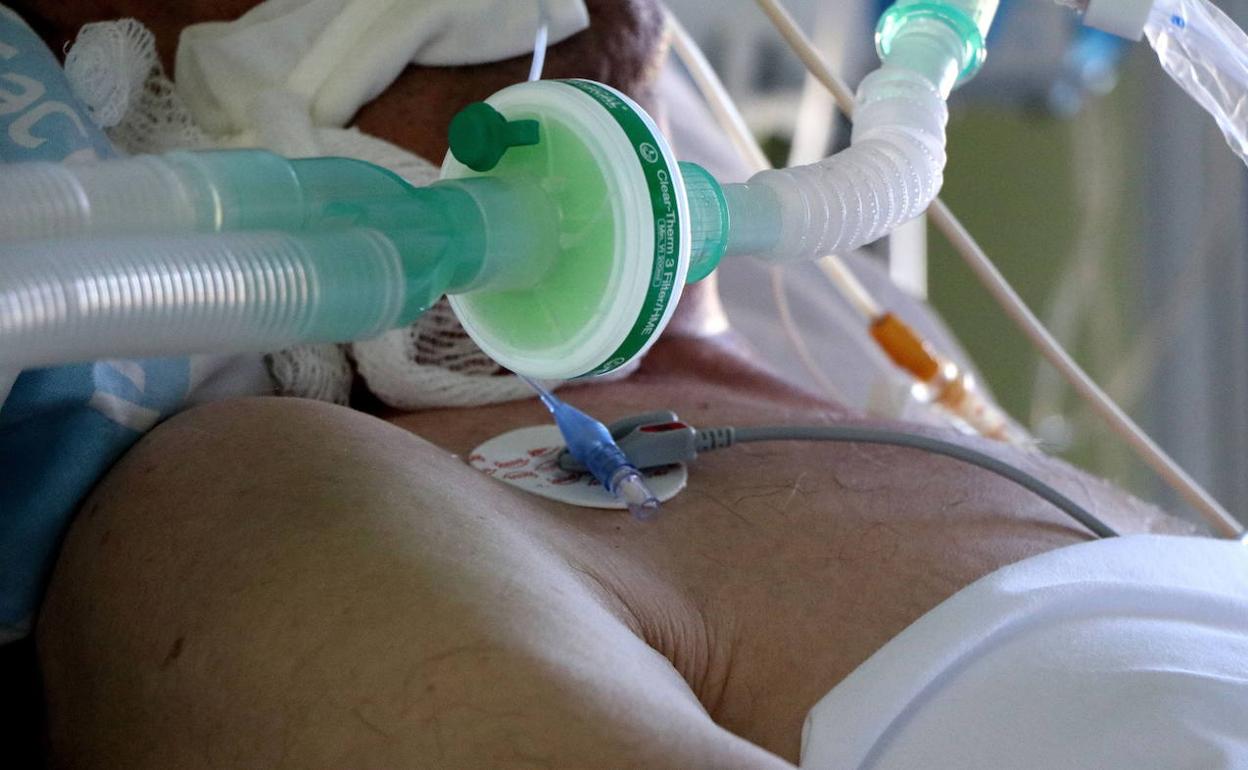 Ingresado en UCI del Hospital Clínico por covid. 