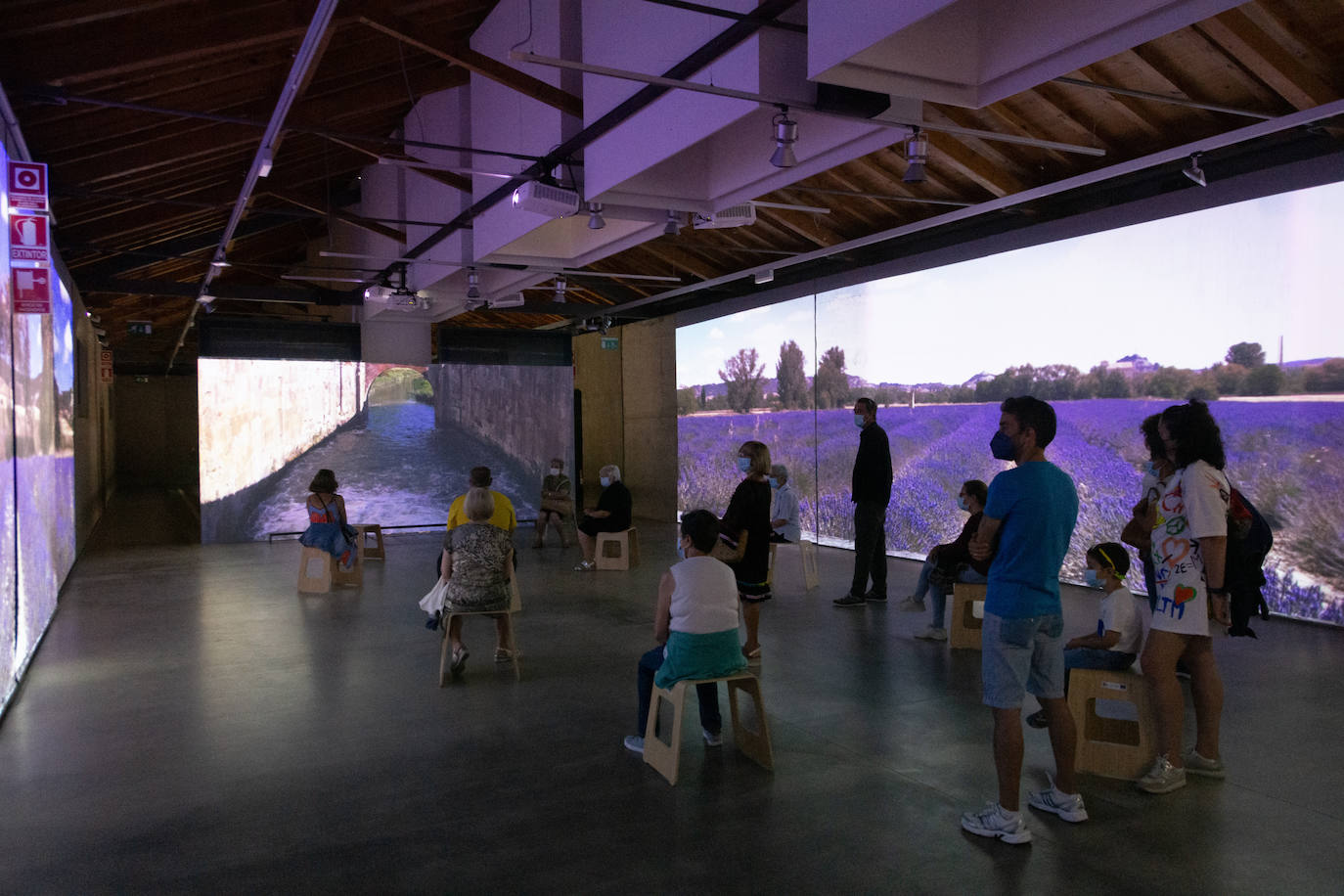 El recorrido está dividido en cuatro partes en las que se proyecta tanto la historia del propio Canal de Castilla, con su nacimiento de mano del Rey Felipe VI y el Marqués de la Ensenada, hasta la flora y fauna característica de esta obra hidráulica.