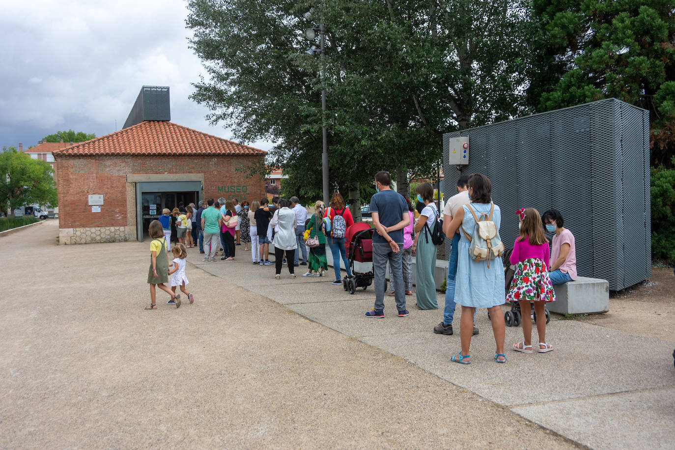 El recorrido está dividido en cuatro partes en las que se proyecta tanto la historia del propio Canal de Castilla, con su nacimiento de mano del Rey Felipe VI y el Marqués de la Ensenada, hasta la flora y fauna característica de esta obra hidráulica.